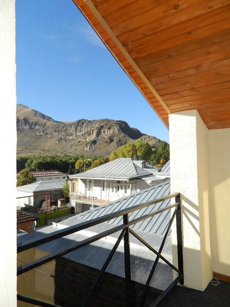 Uptown Boutique Kazbegi Hotel Exterior photo